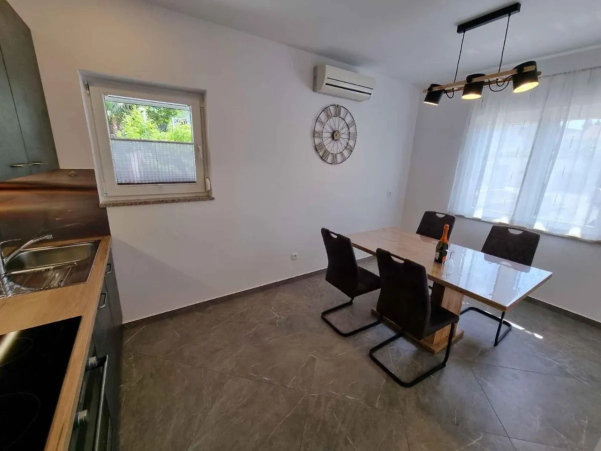 Apartment In Dramalj 42930